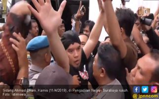 Diseret ke Mobil Tahanan, Ahmad Dhani Nyaris Baku Hantam dengan Oknum Jaksa - JPNN.com