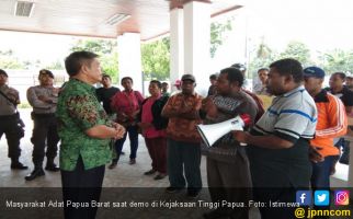Tersangka Pimpin Bawaslu Papua Barat, Paul Finsen Pertanyakan Kinerja DKPP dan Bawaslu - JPNN.com