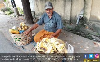 Kisah Musyiri, Keliling Jualan Buah agar Anak Bisa Sekolah - JPNN.com