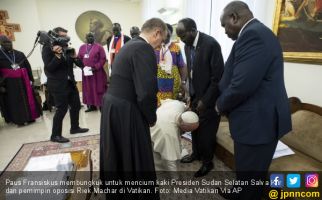 Paus Fransiskus Mendadak Cium Kaki Pemimpin Sudan dan Memohon - JPNN.com