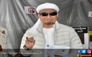 Berkacamata Hitam, Ustaz Arifin Ilham Nyoblos di Penang - JPNN.com