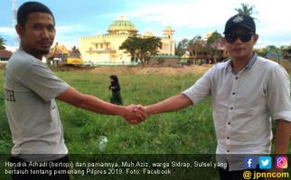 Pendukung Jokowi dan Prabowo Bertaruh, Taruhannya Lapangan Desa - JPNN.com