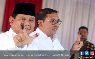 Sambil Gendong Bobby, Prabowo Jenguk Sandiaga yang Sedang Sakit - JPNN.com