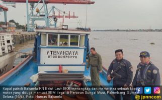 KN Belut Laut Tangkap Kapal Bermuatan BBM Ilegal di Sungai Musi - JPNN.com