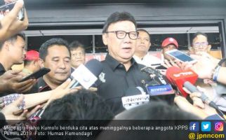 Tjahjo Kumolo: Anggota KPPS Meninggal Dunia Adalah Syuhada Kusuma Bangsa - JPNN.com