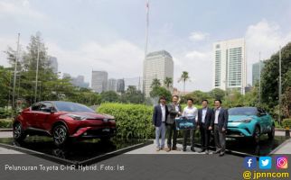 Perbedaan Spesifikasi Toyota C-HR Hybrid, Harga Selisih Rp 30 Jutaan - JPNN.com