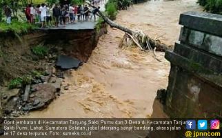 Oprit Jembatan Jebol Diterjang Banjir, Akses Jalan ke 17 Desa di Tanjung Sakti Terputus - JPNN.com