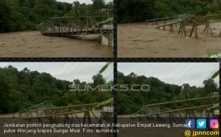 Jembatan Ponton Penghubung Putus, Warga Kecamatan Paiker Terisolir - JPNN.com