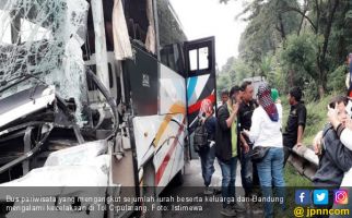 Bus Rombongan Lurah Kecelakaan, Penumpang Luka - Luka - JPNN.com