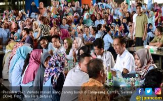 Jokowi Tinjau Pabrik Sepatu dan Makan Siang Bareng Buruh di Tangerang - JPNN.com