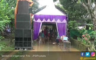 Namanya Juga Cinta, Tetap Gelar Resepsi di Tengah Banjir - JPNN.com