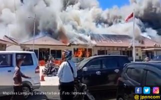 Bum! Mapolres Lampung Selatan Terbakar - JPNN.com