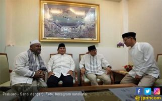 Tunda Jenguk Bu Ani, Prabowo Jumatan Bareng Sandi di Banda Aceh - JPNN.com
