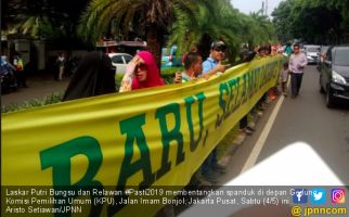 Relawan Bentangkan Spanduk Kemenangan Prabowo - Sandi di Depan Gedung KPU - JPNN.com