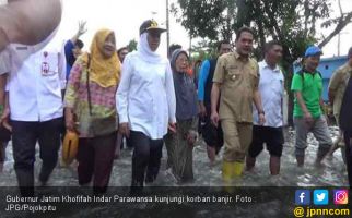 Kunjungi Warga, Bu Khofifah Terjang Banjir - JPNN.com