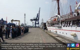 Setelah Empat Hari, Lantamal III Melepas Kapal Layar Latih AAL Vietnam - JPNN.com