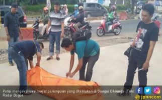 Mayat Perempuan Tersangkut di Sungai Cileungsi Bogor - JPNN.com