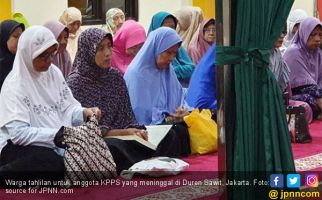 Warga Duren Sawit Tahlilan dan Buka Puasa Bersama untuk Anggota KPPS yang Meninggal - JPNN.com