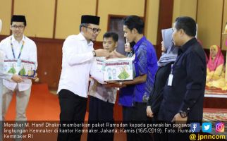 Menaker Hanif Dhakiri Membagikan 1.000 Paket Ramadan - JPNN.com