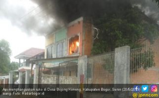 Ruko Dua Lantai di Bogor Terbakar - JPNN.com