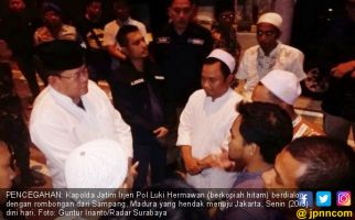 Mau Ikut Aksi 22 Mei di Jakarta, Rombongan Berbaju Koko dari Madura Dicegah di Exit Suramadu - JPNN.com