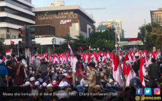 Hingga Jelang Berbuka Puasa, Ratusan Orang Terus Berorasi di Bawaslu - JPNN.com