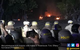 Makin Beringas, Massa Serang Polisi di Petamburan dengan Batu dan Molotov - JPNN.com
