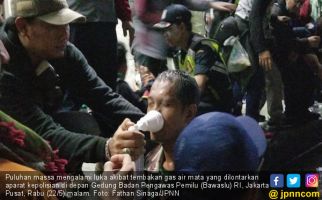 Puluhan Pengunjukrasa Terpaksa Dibopong ke Belakang Gedung Sarinah - JPNN.com