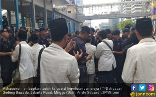 Mahasiswa IPTIQ Bagikan Tasbih ke TNI dan Polri - JPNN.com