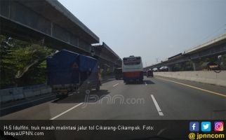 H-5 Idulfitri, Truk Masih Ramai Beroperasi di Tol Cikarang-Cikampek - JPNN.com
