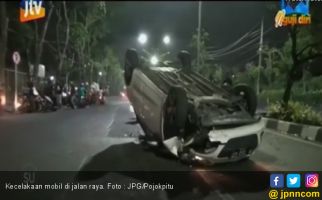 Mobil Tabrak Pembatas Jalan, Terguling ke Seberang dan Terbalik, Kondisi Sopir Bikin Kaget - JPNN.com