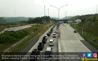 Antrian Panjang di Gerbang Tol Bakauheni Selatan Hingga 2 Km - JPNN.com