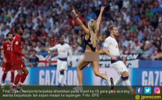 Prit! Wanita Berpakaian Tak Senonoh Menginterupsi Final Liga Champions - JPNN.com