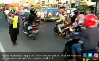 Viral Video Polisi Atur Lalin Sambil Joget, Pengamat: Kesannya Lebay - JPNN.com