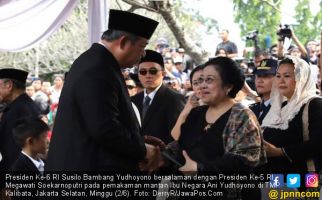 Interaksi Megawati - SBY di Pemakaman Bu Ani Akhiri Narasi Pertikaian - JPNN.com