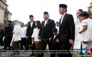 Gandeng Almira dan Airlangga, SBY Antar Bu Ani ke Tempat Peristirahatan Terakhir - JPNN.com