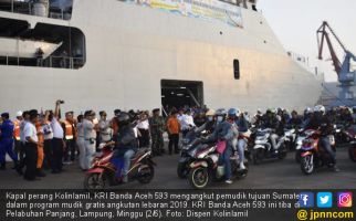 KRI Banda Aceh 593 Angkut Ratusan Pemudik Tujuan Sumatera - JPNN.com