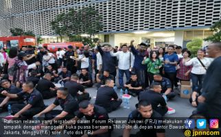 Lakukan Aksi Simpatik, FJR Buka Puasa Bersama TNI-Polri di Depan Kantor Bawaslu - JPNN.com