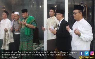 Bersama Wali Kota, Danlanal Tegal Melaksanakan Salat Ied di Masjid Agung - JPNN.com