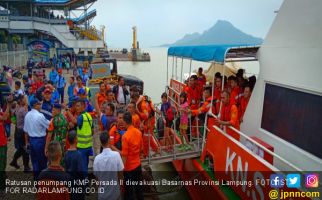 KMP Persada II yang Mengangkut 516 Penumpang Kandas di Perairan Pulau Rimau - JPNN.com