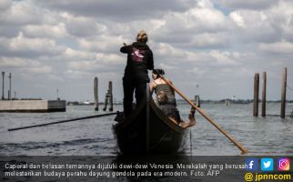 Belajar Teknik Mendayung Gondola dari Dewi-Dewi Venesia - JPNN.com