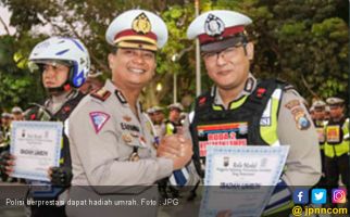 Horeeee! Dua Anggota Satlantas Berprestasi Dapat Hadiah Umrah - JPNN.com