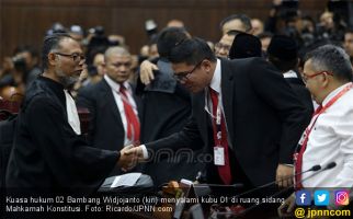 Yusril dan BW Bersatu saat Jumatan di Masjid Darurat, Satu Jam Kemudian... - JPNN.com