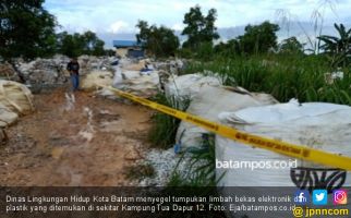 Tumpukan Limbah Plastik dan Elektronik di Gudang Berpagar Seng Bikin Warga Resah - JPNN.com