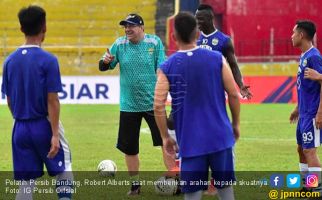 Gagal Kalahkan Semen Padang, Pelatih Persib Kecewa Berat - JPNN.com