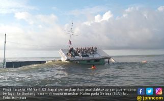 Tabrak Batang Pohon, Kapal Ikan asal Balikukup Karam di Muara Manubar - JPNN.com