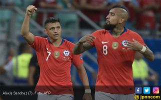 Lihat Gol Alexis Sanchez yang Membuat Chile Lolos ke Perempat Final Copa America 2019 - JPNN.com