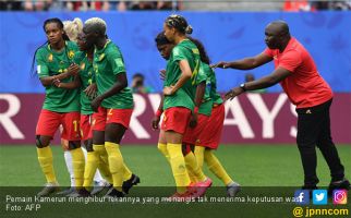 Piala Dunia Wanita 2019: Dramatis, 2 Kali Kena VAR saat Lawan Inggris, Pemain Kamerun Menangis - JPNN.com