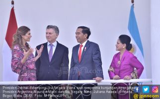 Jokowi Tawarkan Pesawat hingga Gerbong Kereta ke Presiden Argentina - JPNN.com