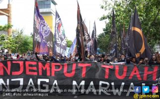 Ratusan Suporter Tuntut Gubernur Riau Selamatkan PSPS Riau - JPNN.com